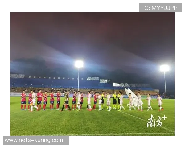 U19越南队与新加坡队激战正酣青年足球赛场上的精彩对决 U19越南队与新加坡队激战正酣青年足球赛场上的精彩对决